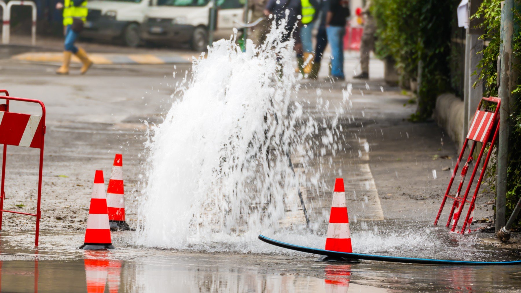 Fuga de agua en una calle