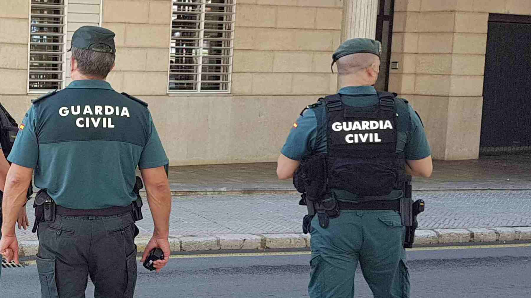 Dos agentes de la Guardia Civil en Mallorca.