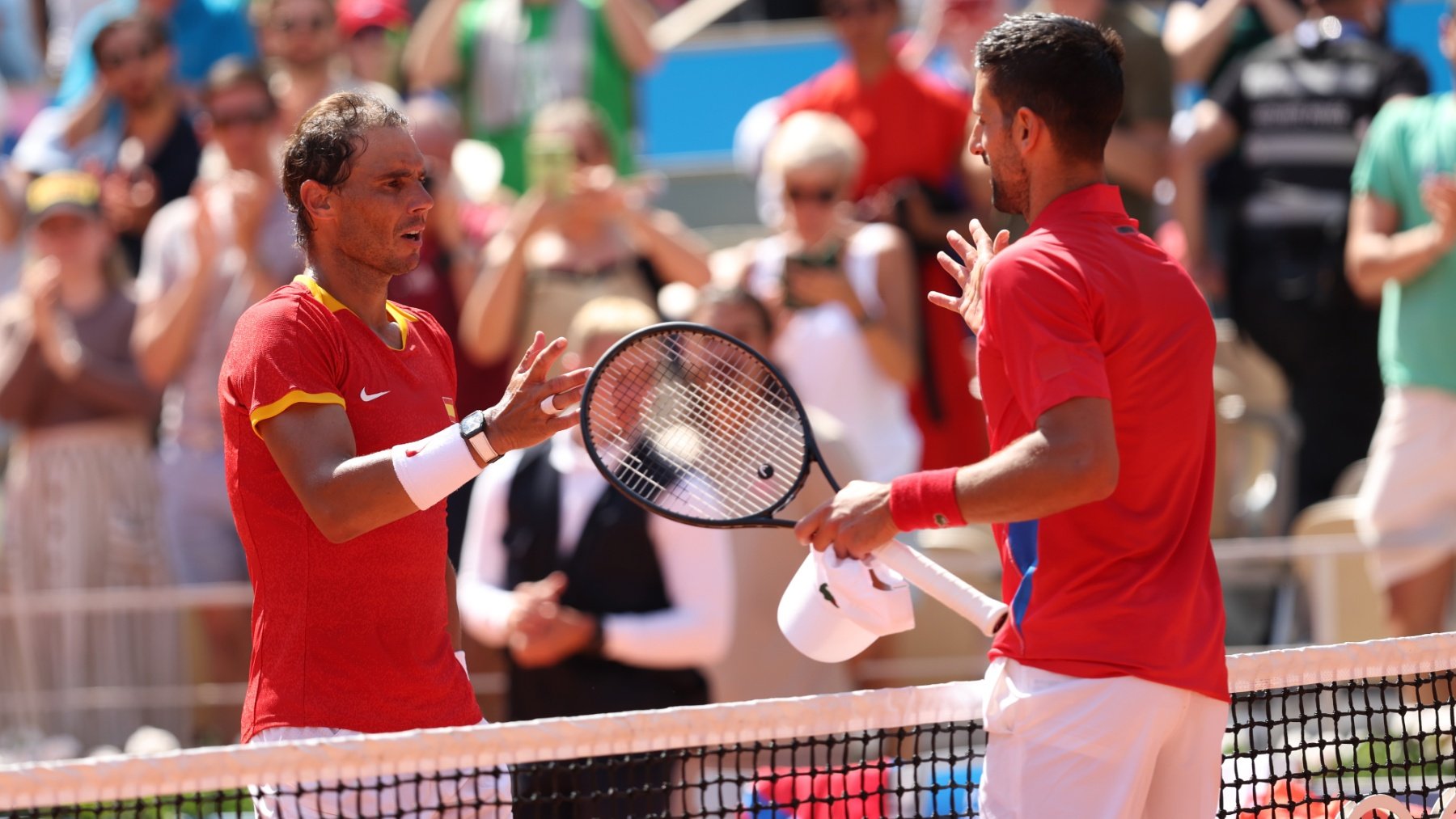 Rafa Nadal y Novak Djokovic se saludan antes del partido en los Juegos Olímpicos de París 2024. (Getty)