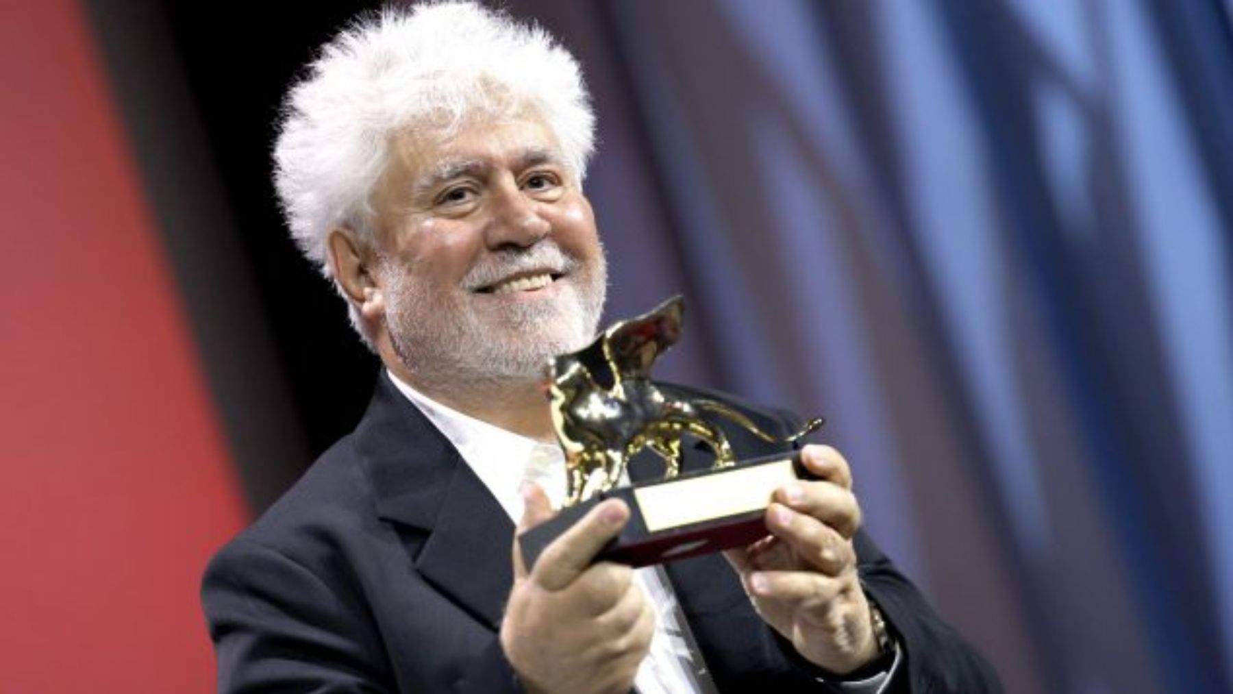 Pedro Almodóvar sosteniendo el León de Oro en el Festival de Venecia.