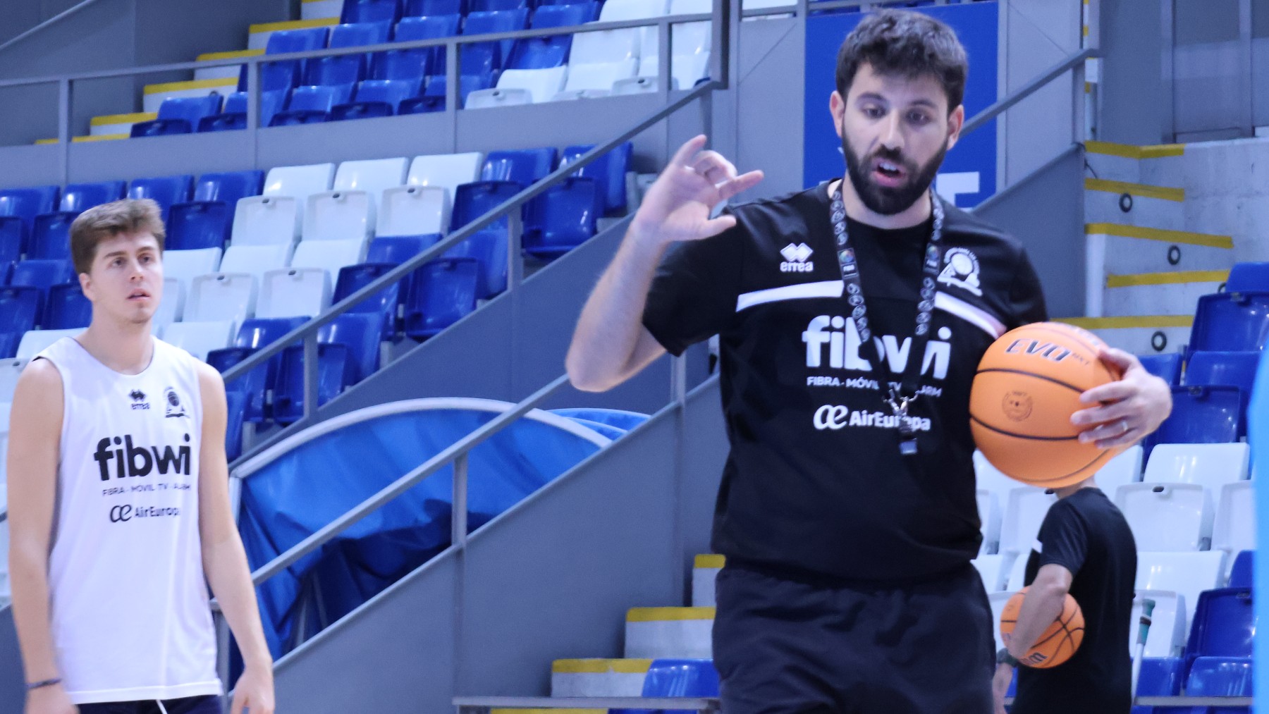 Pablo Cano le da instrucciones a sus jugadores (1)