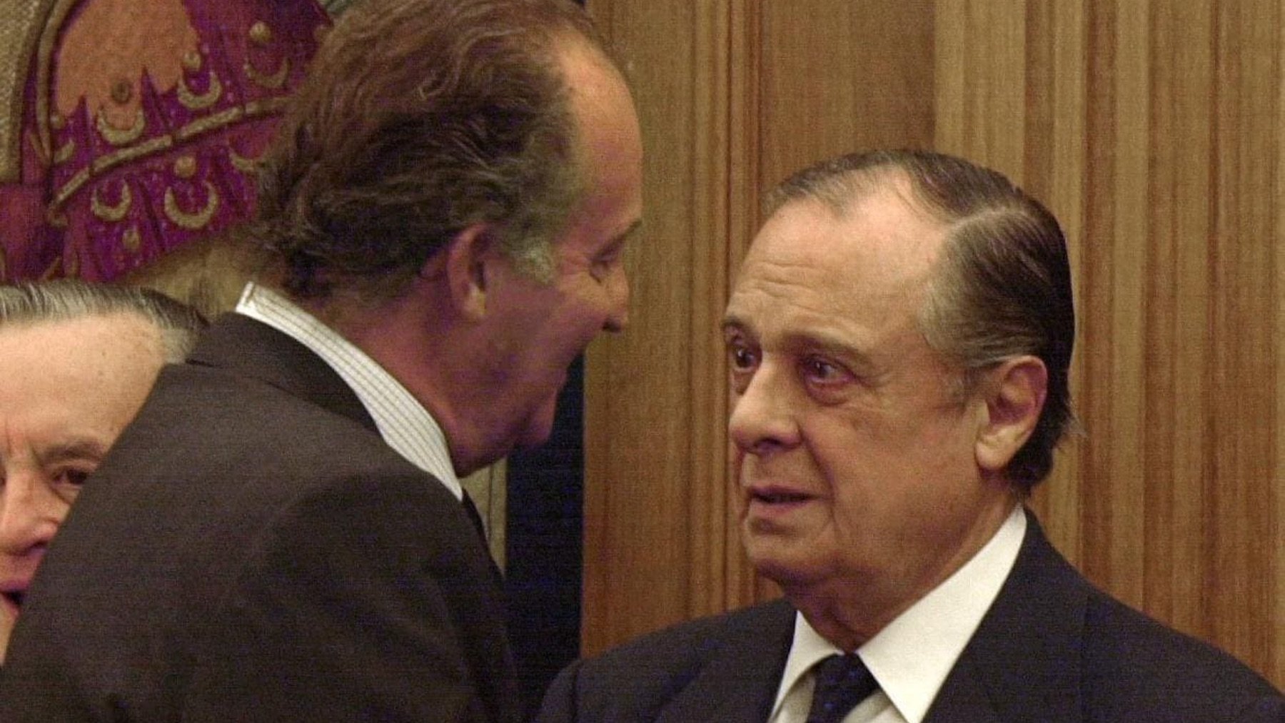 Sabino Fernández Campo y Juan Carlos I, en 2001. (EFE)