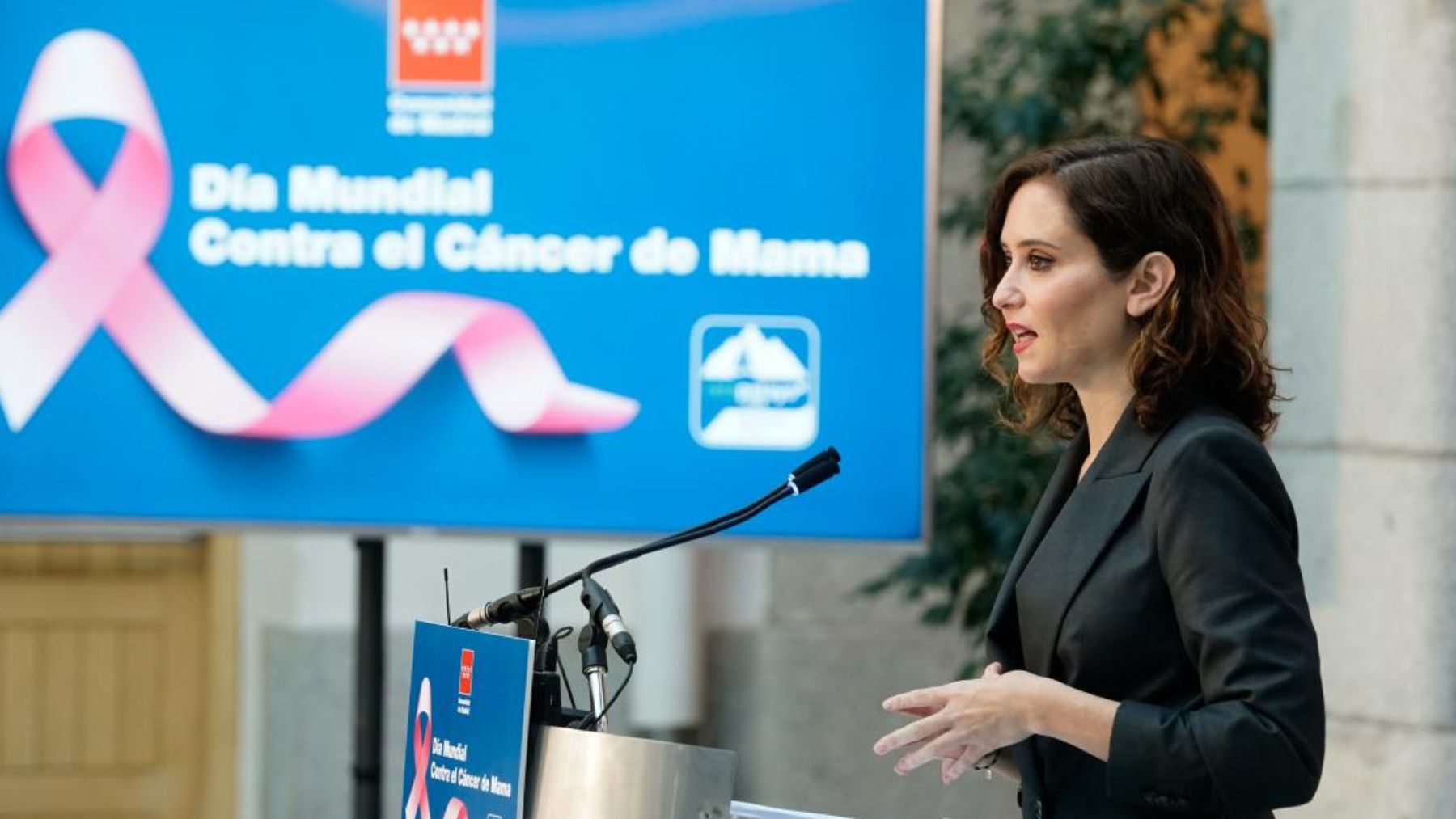 Isabel Díaz Ayuso en una campaña para prevención del cáncer de mama.