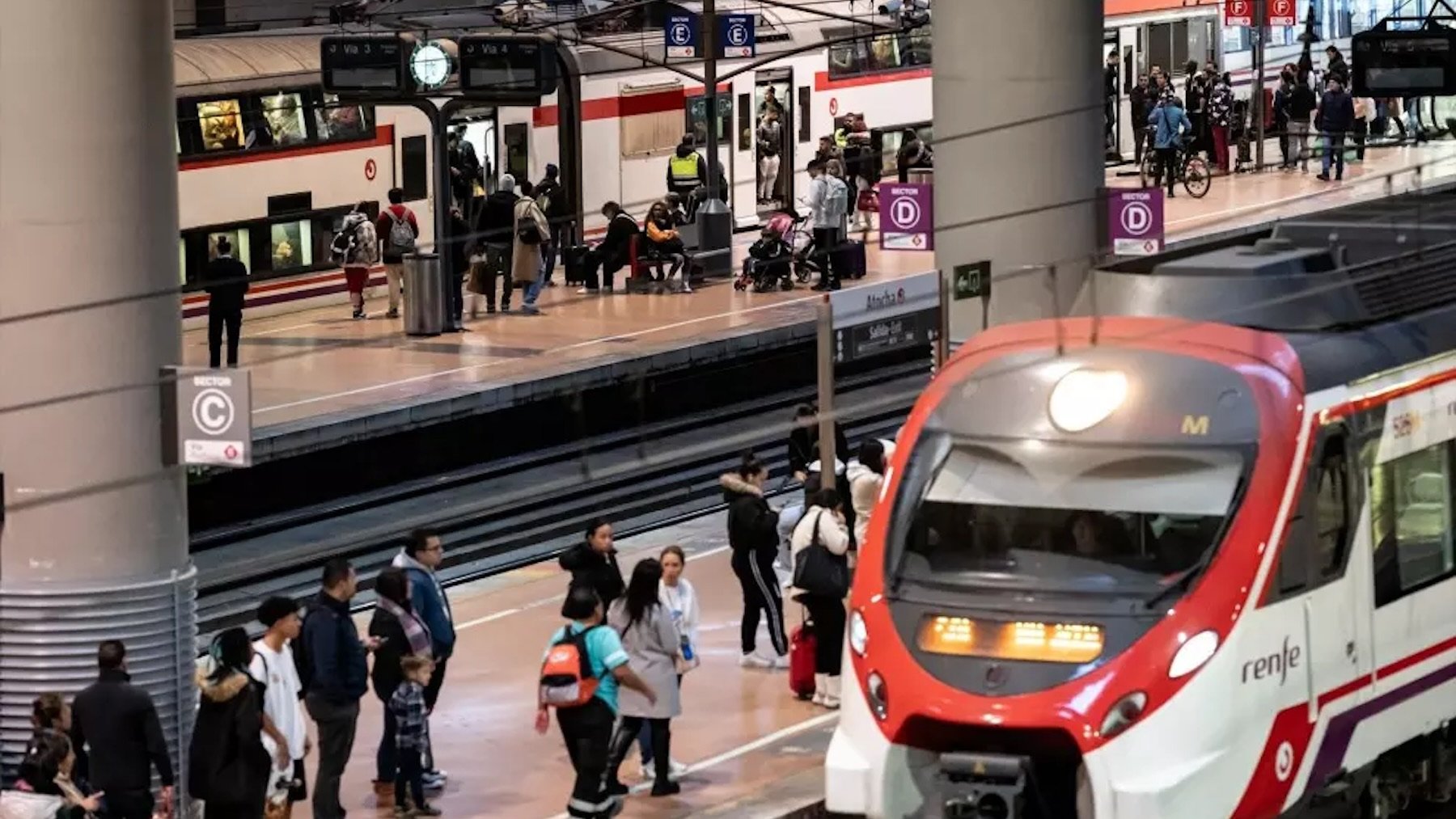 Trenes en la madrileña estación de Atocha. (EP)