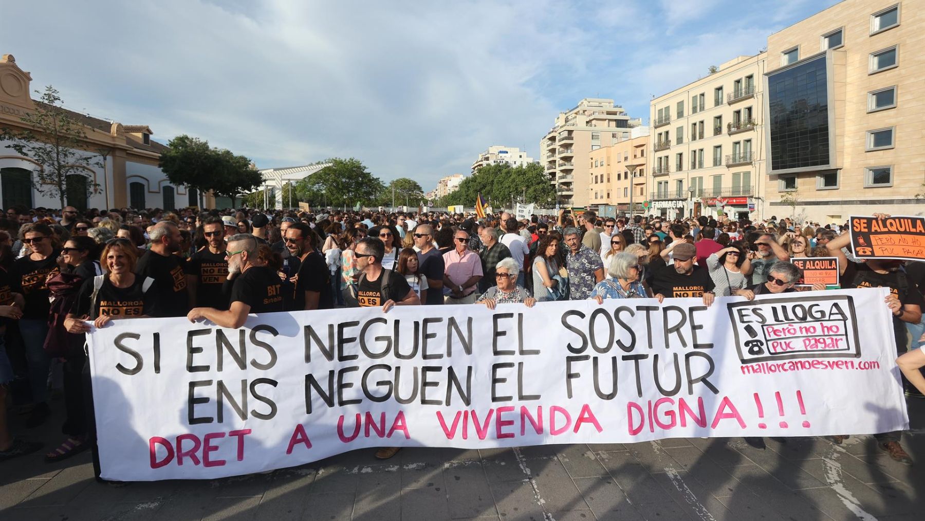 Cientos de personas durante una manifestación contra la masificación turística y por la vivienda digna. (EP)