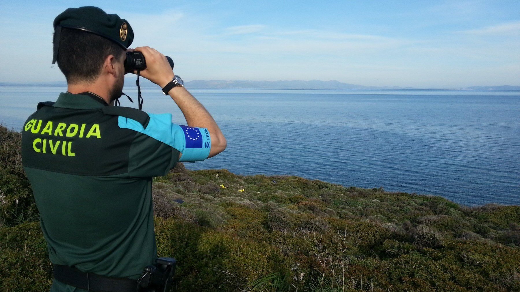 Un guardia civil con el brazalete de Frontex en labores de vigilancia.