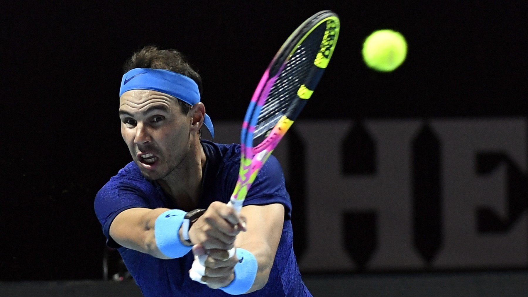 Nadal, durante un punto en el partido ante Djokovic en el Six Kings Slam. (EFE)