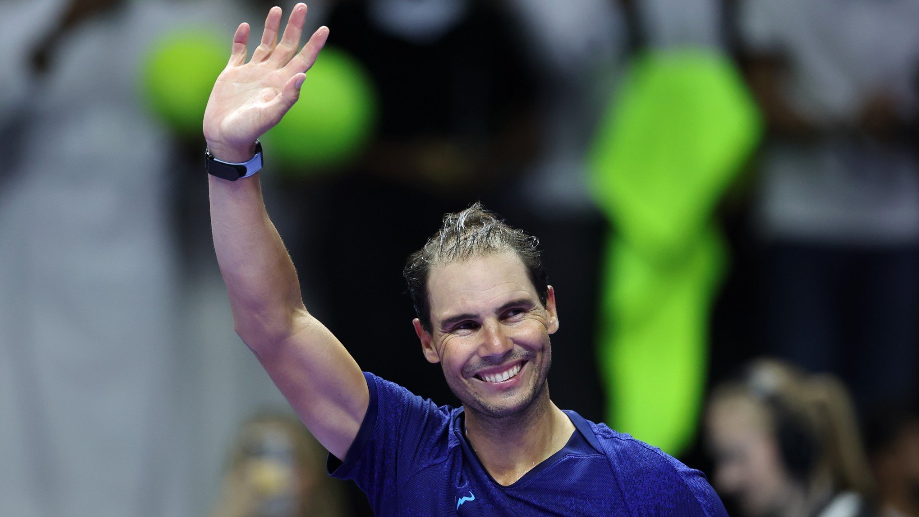 Rafa Nadal saluda a la afición tras el duelo ante el Alcaraz en el Six Kings Slam. (Getty)