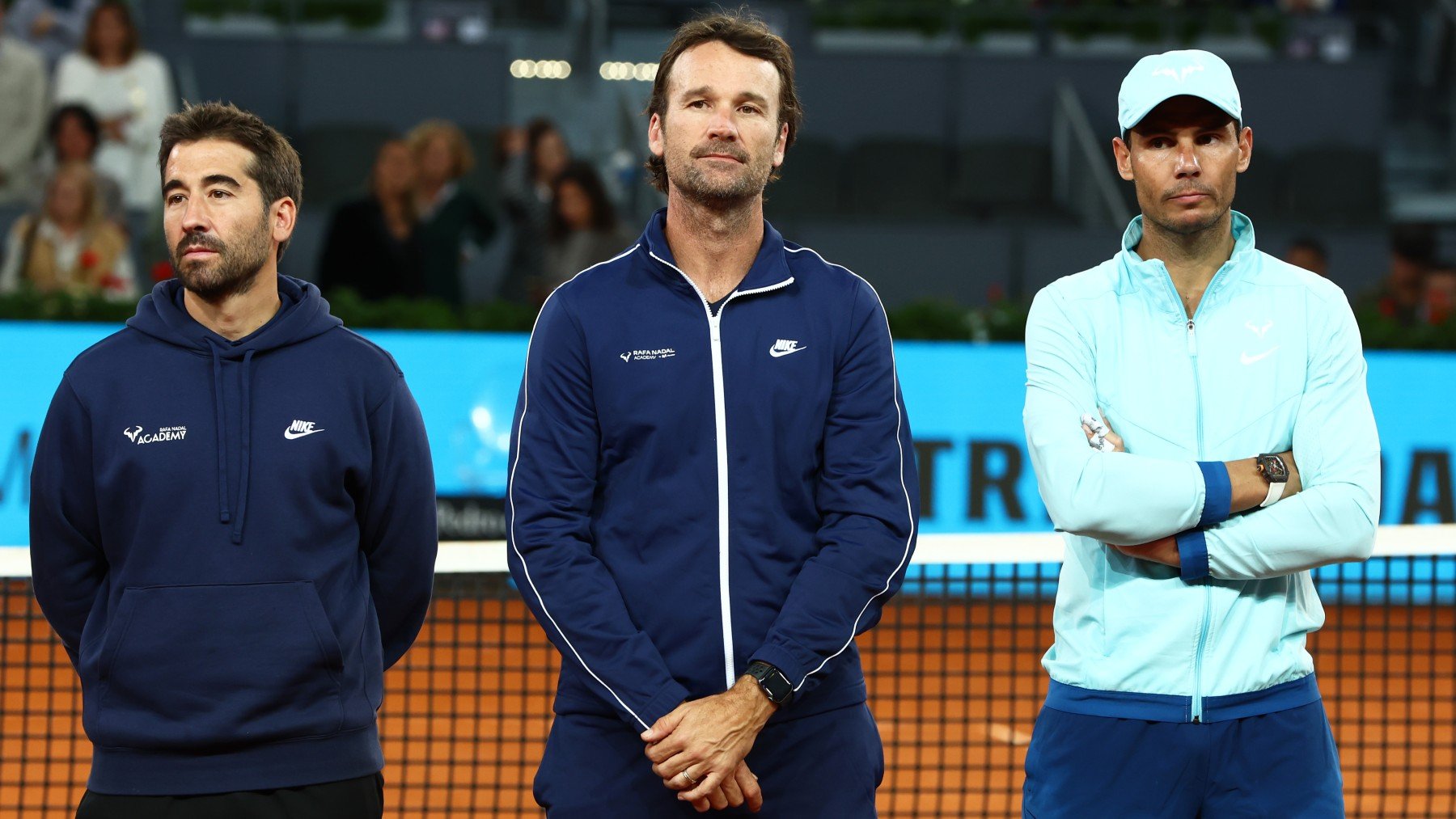 Rafa Nadal, junto a dos de sus entrenadores, Moyá y Marc López. (Getty)