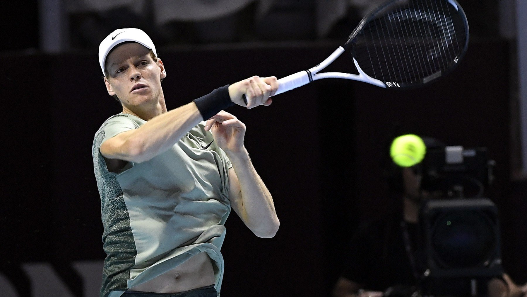 Jannik Sinner, durante un punto del partido ante Carlos Alcaraz en el Six Kings Slam. (EFE).