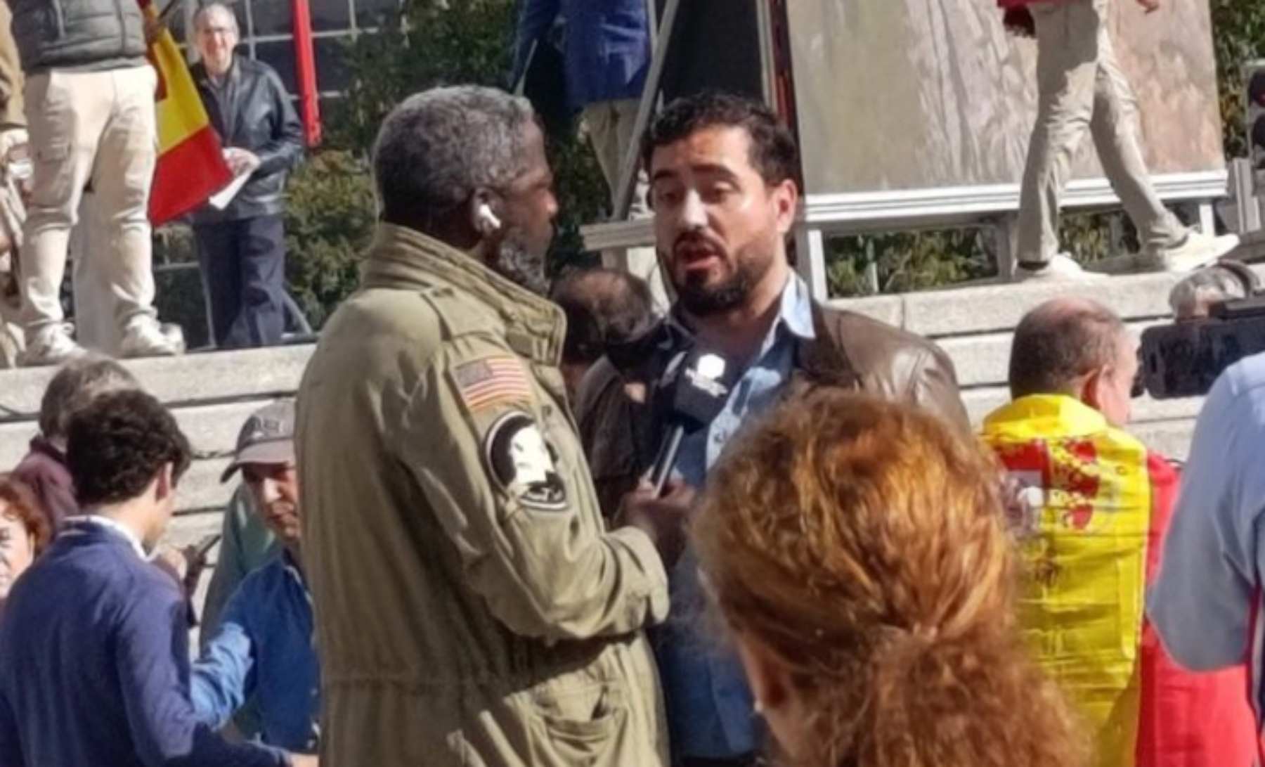 La organización de la manifestación contra Sánchez puso al delincuente Alvise Pérez en la zona VIP