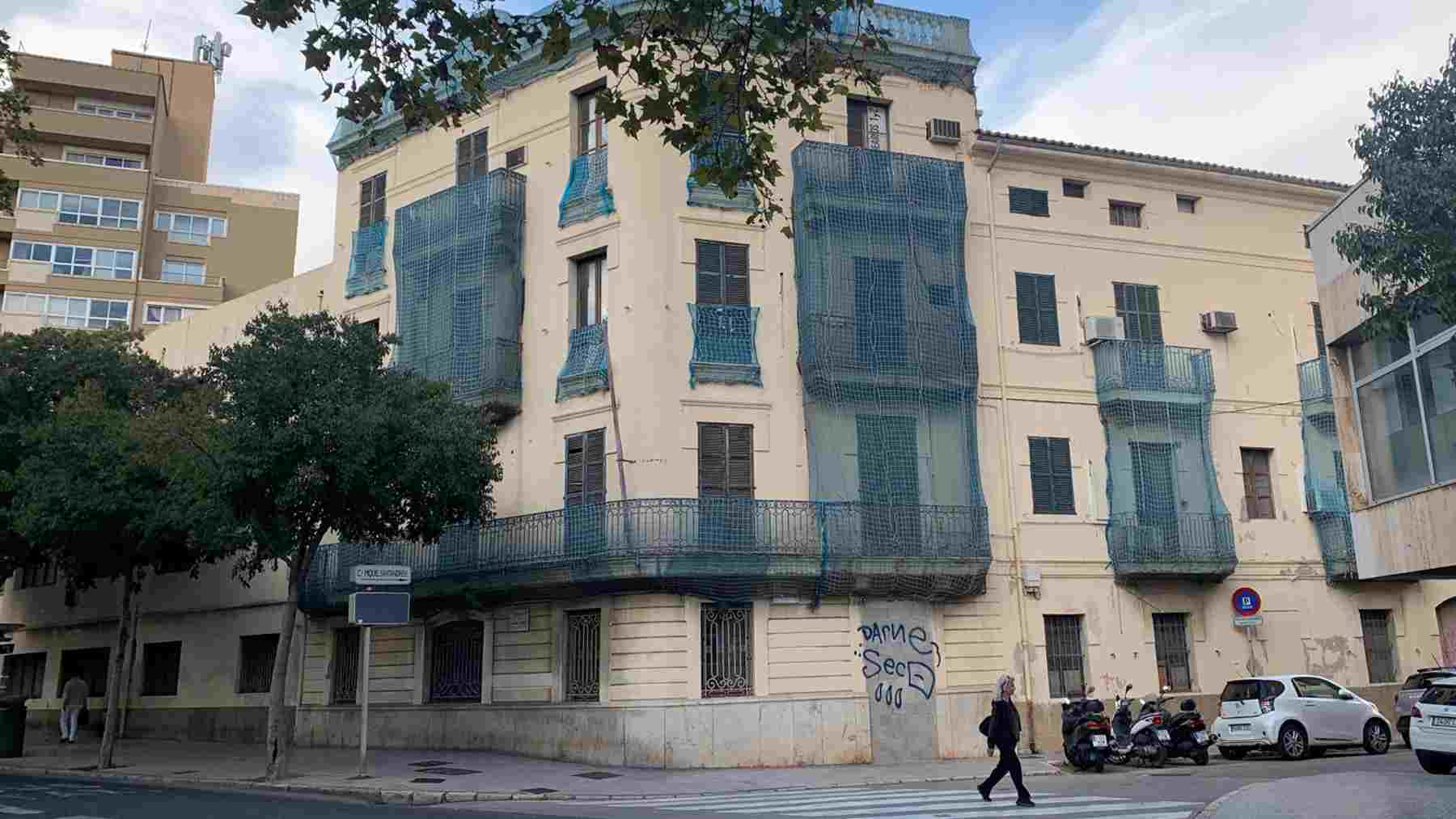 Edificio que albergaba la antigua sede de Carreteras, en las Avenidas de Palma.