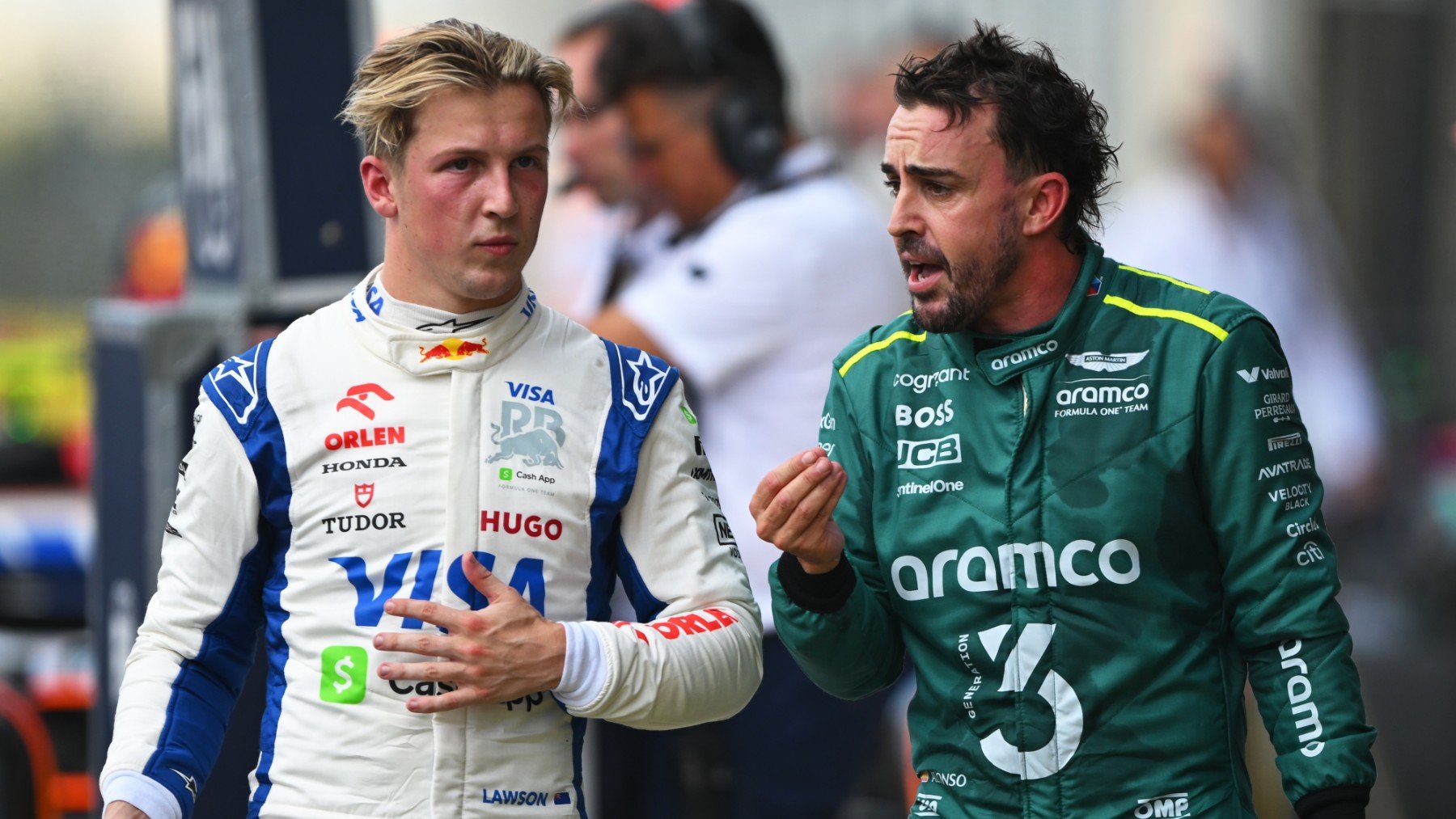 Liam Lawson y Fernando Alonso discuten en el GP de Estados Unidos. (Getty)