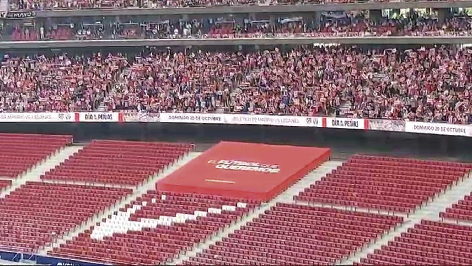 La grada del Frente Atlético, vacía tras la sanción por los incidente del derbi.