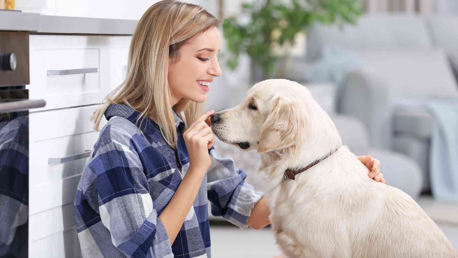 Una joven con su perro.