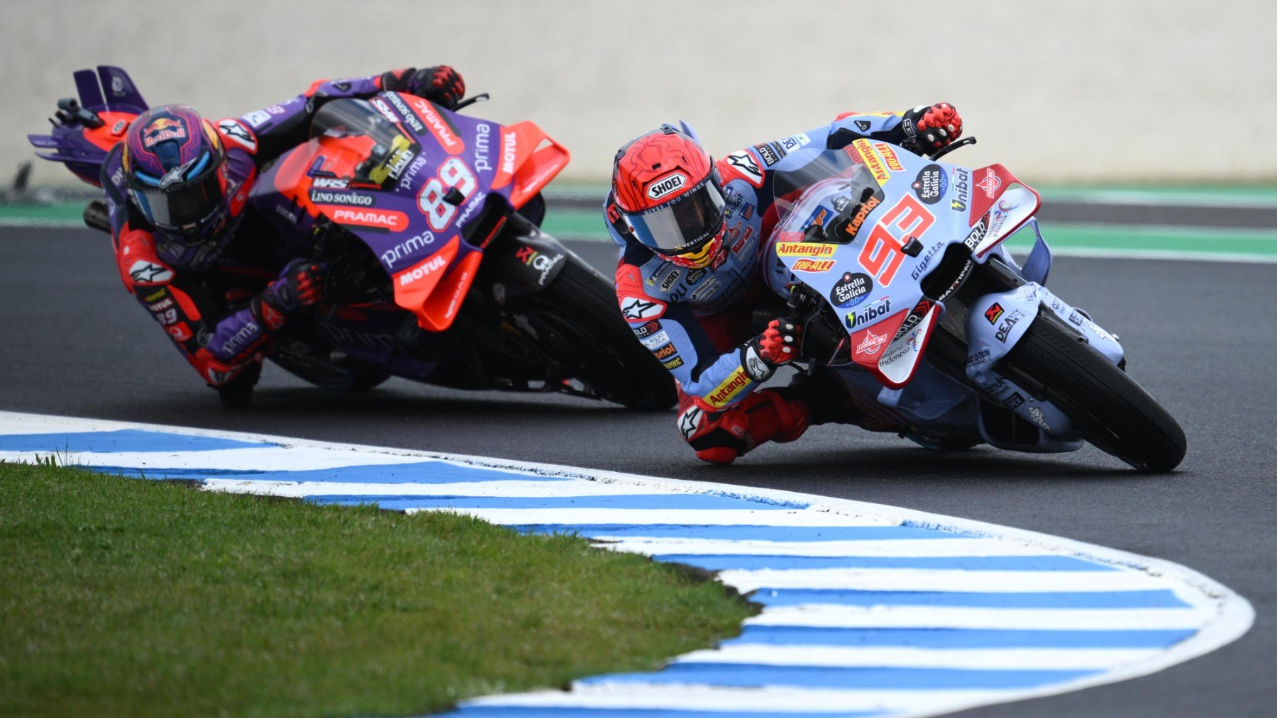 Marc Márquez y Jorge Martín, durante el GP de Australia de MotoGP. (EFE)