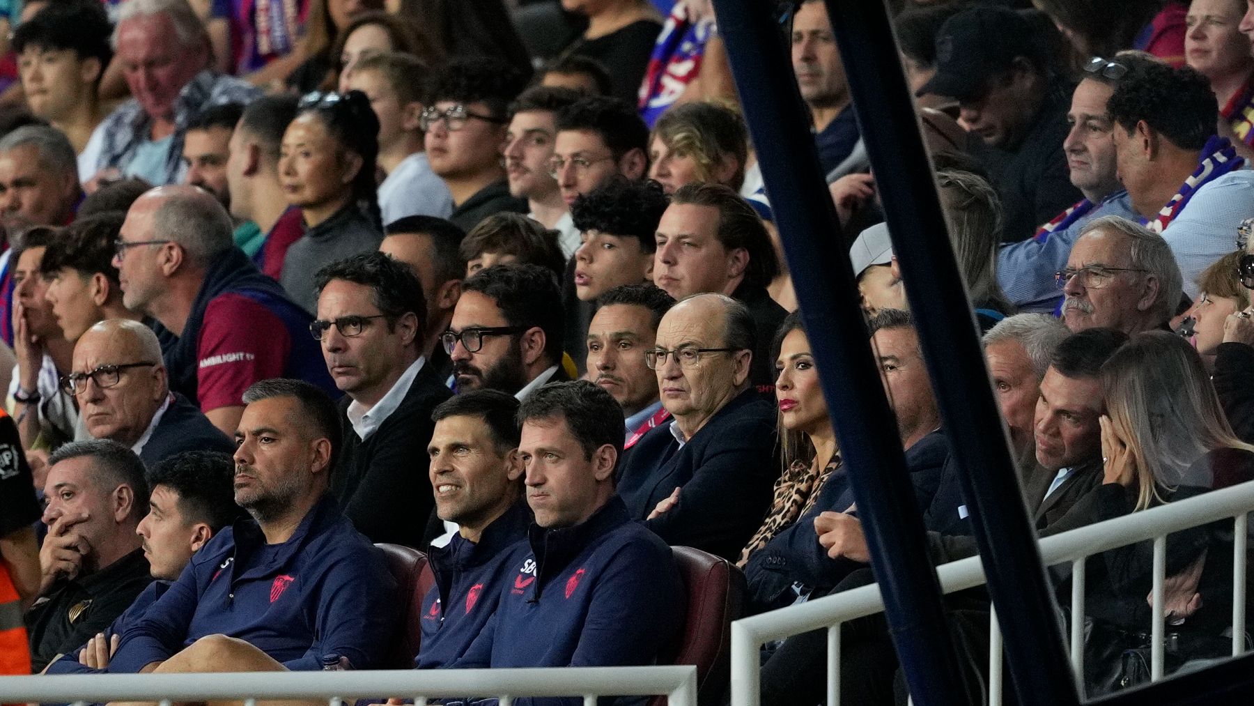 La directiva del Sevilla en la grada de Montjuic. (EFE)