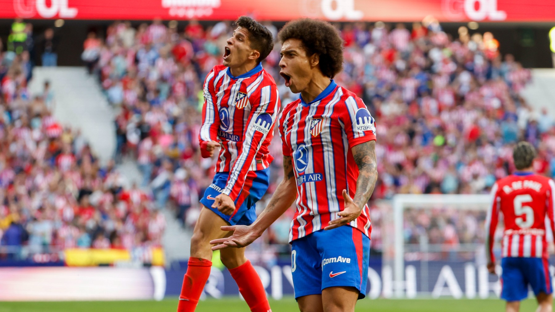 Witsel y Giuliano Simeone celebran el gol de Sorloth. (EFE)