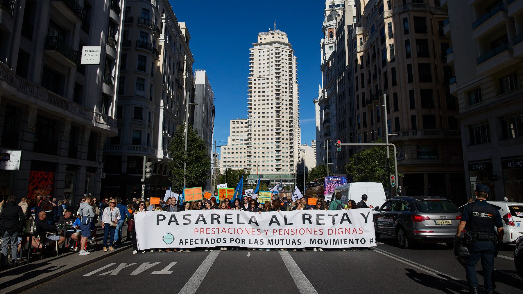 Varias personas durante una manifestación de abogados afectados por la mutualidad. (EP)