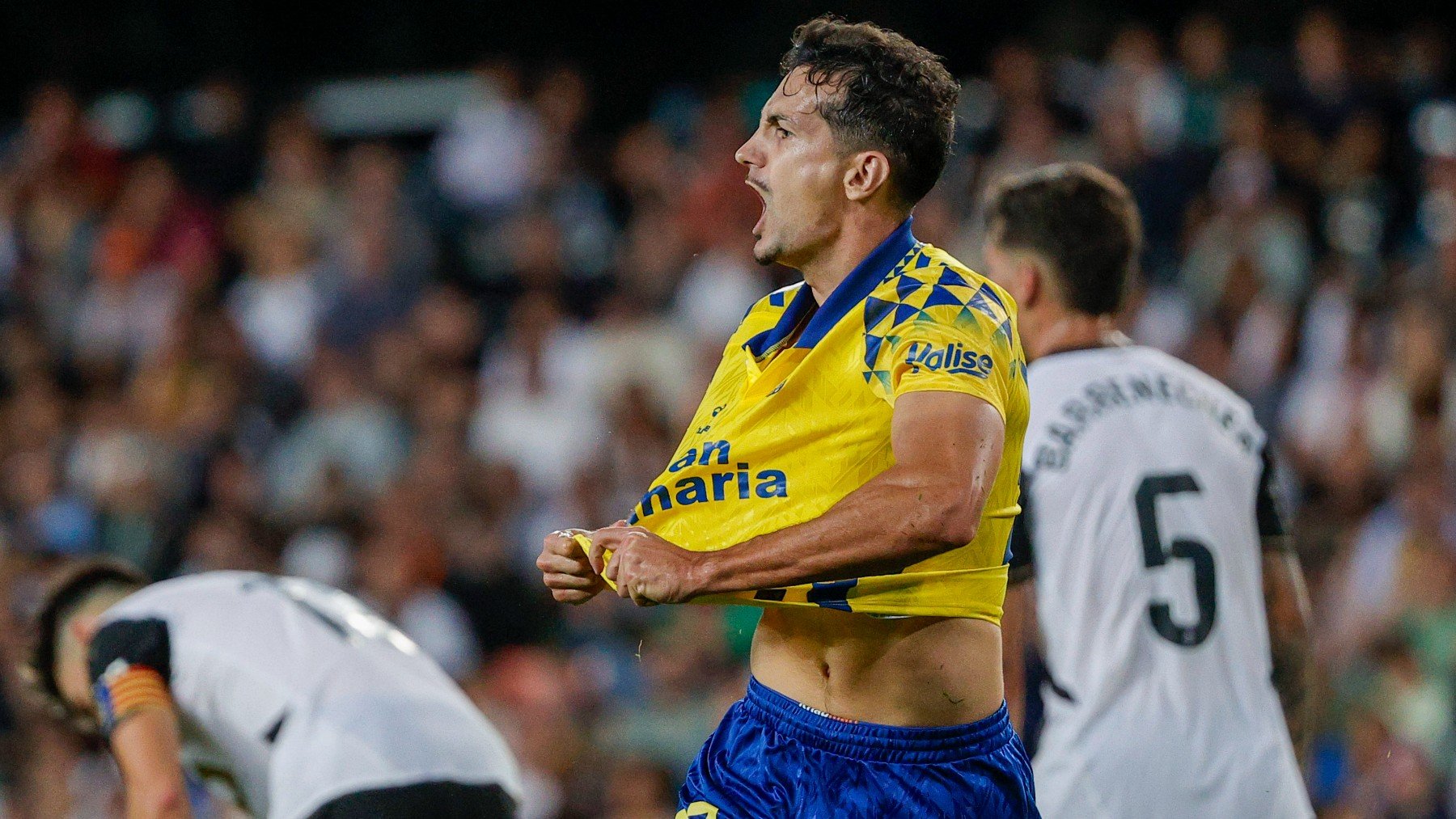 Álex Muñoz celebra su gol anotado ante el Valencia. (EFE)