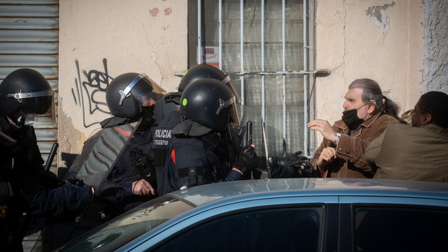 Varias personas intentan evitar que la Policía desaloje una nave okupada. (Foto. EP)