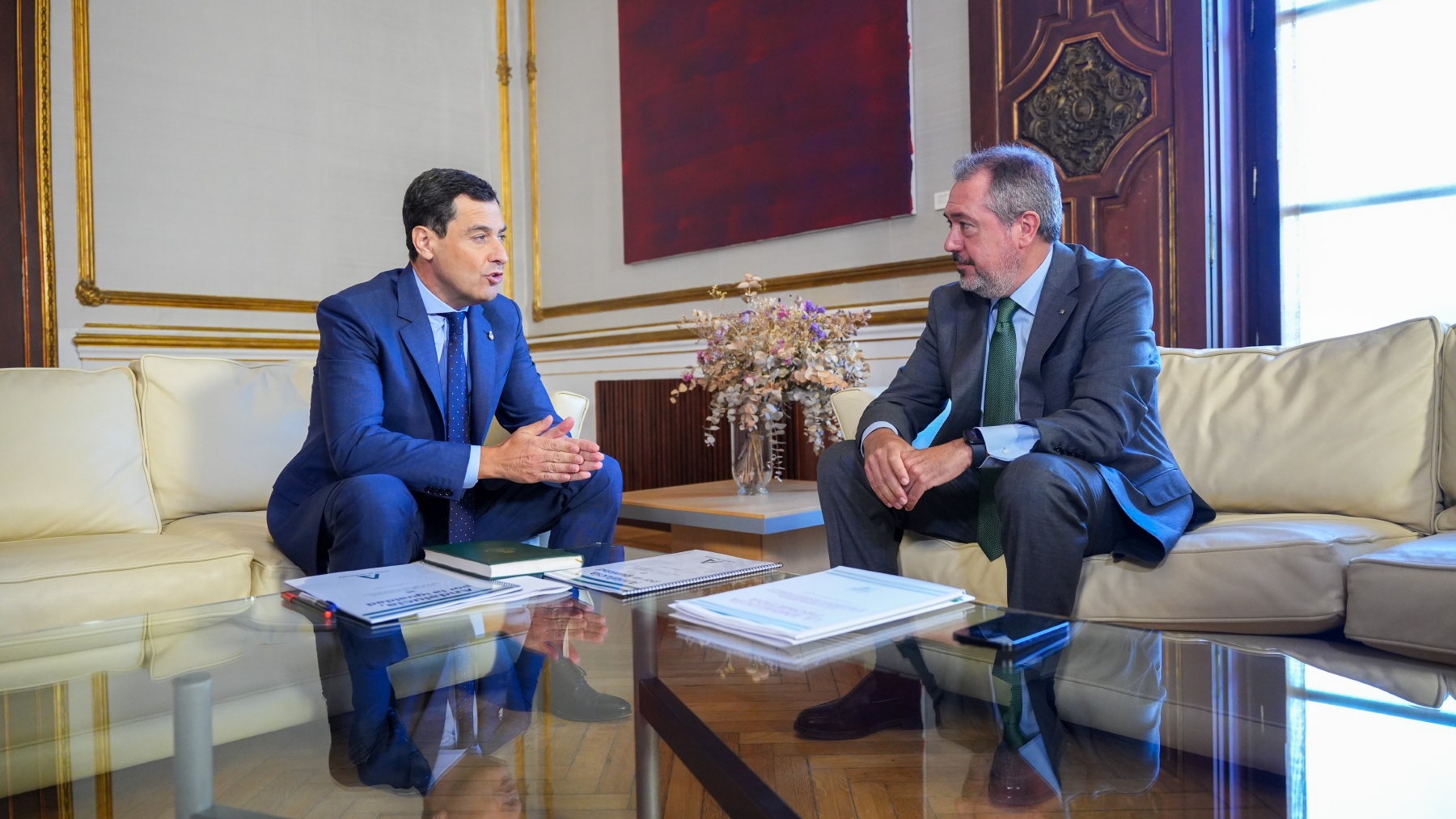 Juanma Moreno y Juan Espadas, reunidos en San Telmo. (Foto: EP)