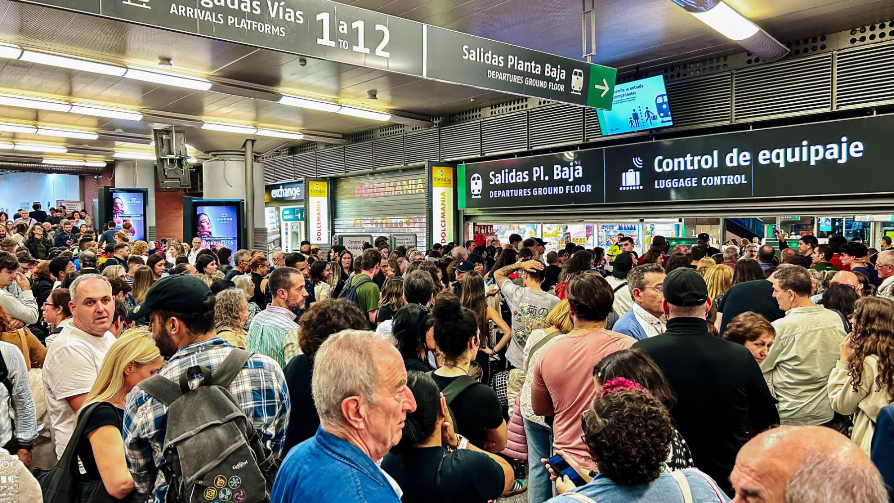 Pasajeros quejándose tras la cancelación de los trenes. (Foto:EP)