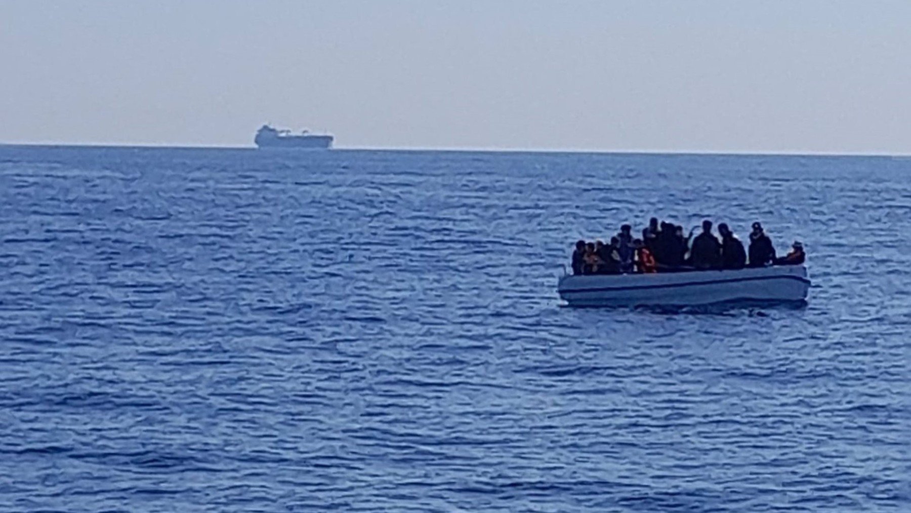 Una patera con 18 personas a bordo.