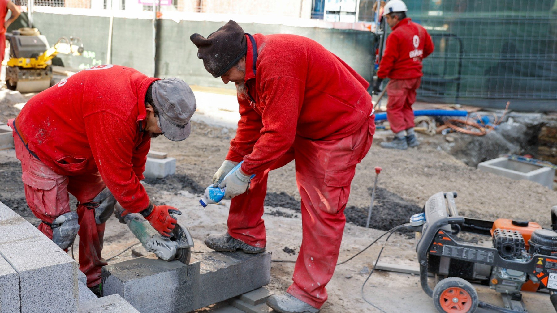 Tres persona trabajan en una otra. (EFE)