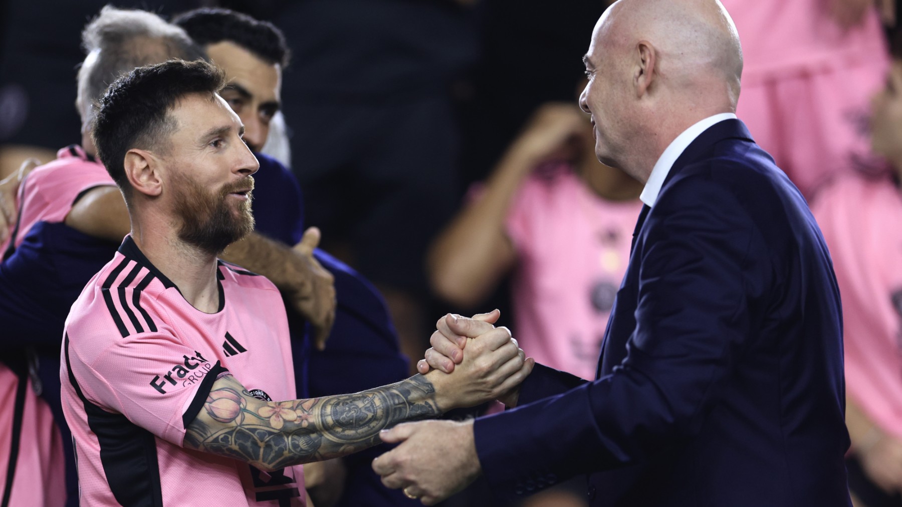 Leo Messi saluda a Infantino en su último encuentro. (Getty)