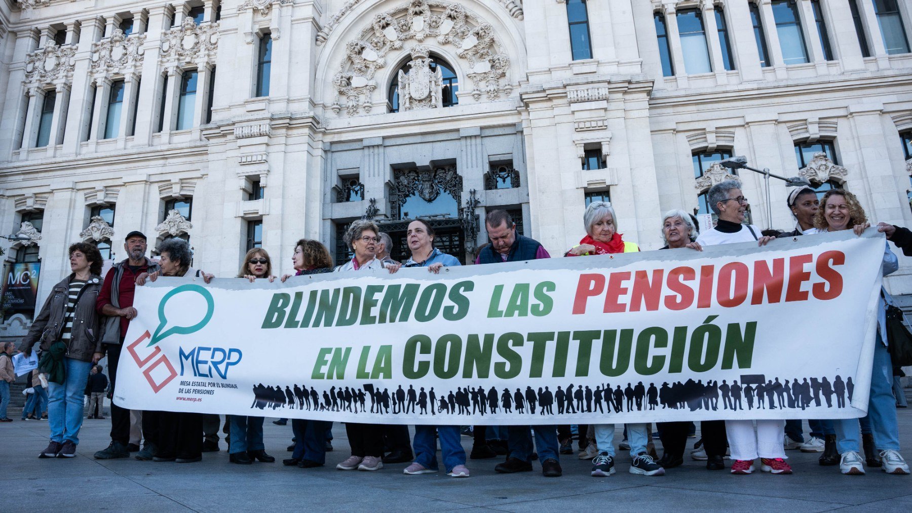 Un grupo de personas durante una concentración para la protección de las pensiones. (Europa Press)