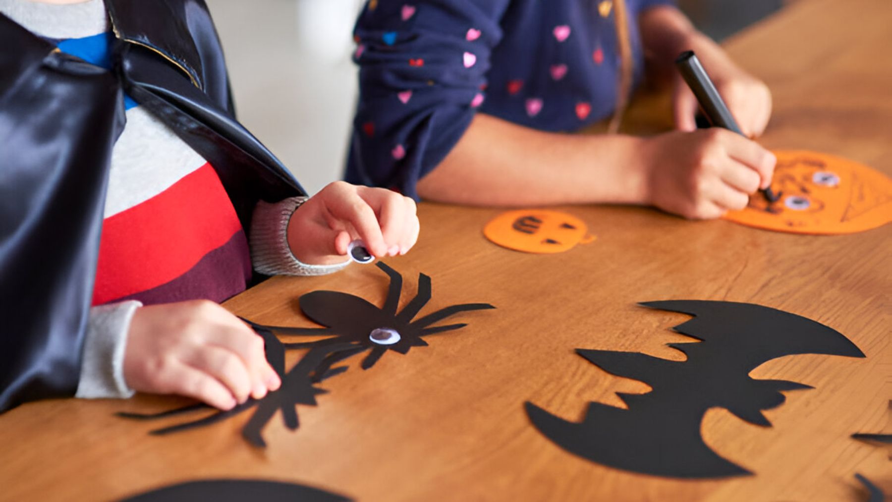 Niños haciendo manualidades de Haloween.