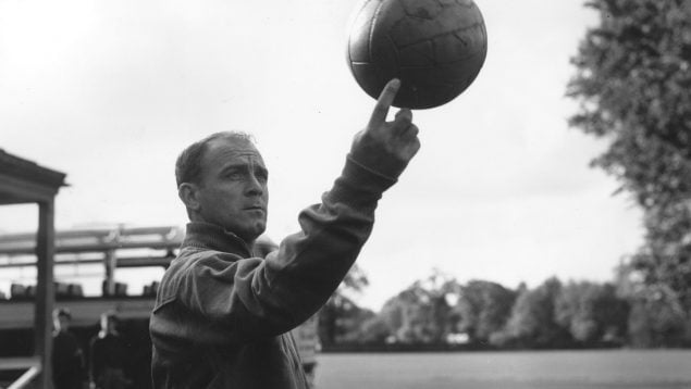 Alfredo Di Stéfano con un balón