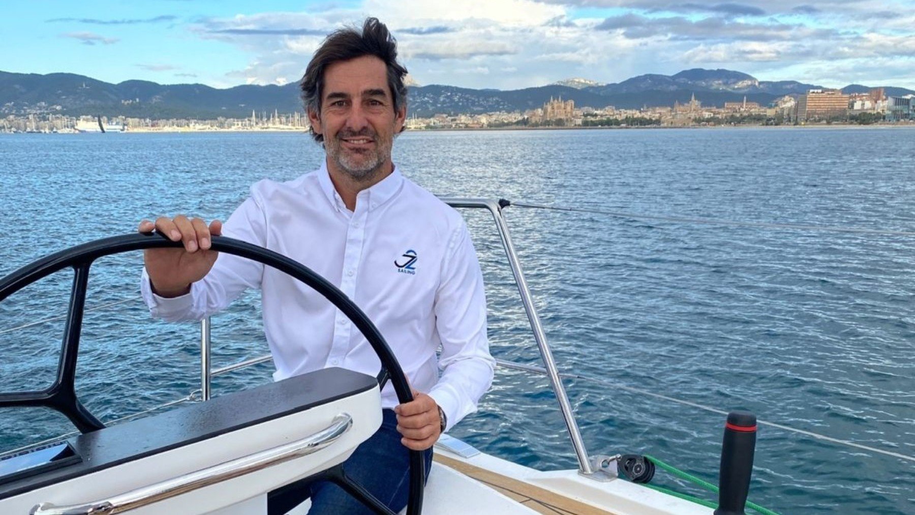 Juan Company, CEO de J2 Sailing, a la caña del nuevo J/40.