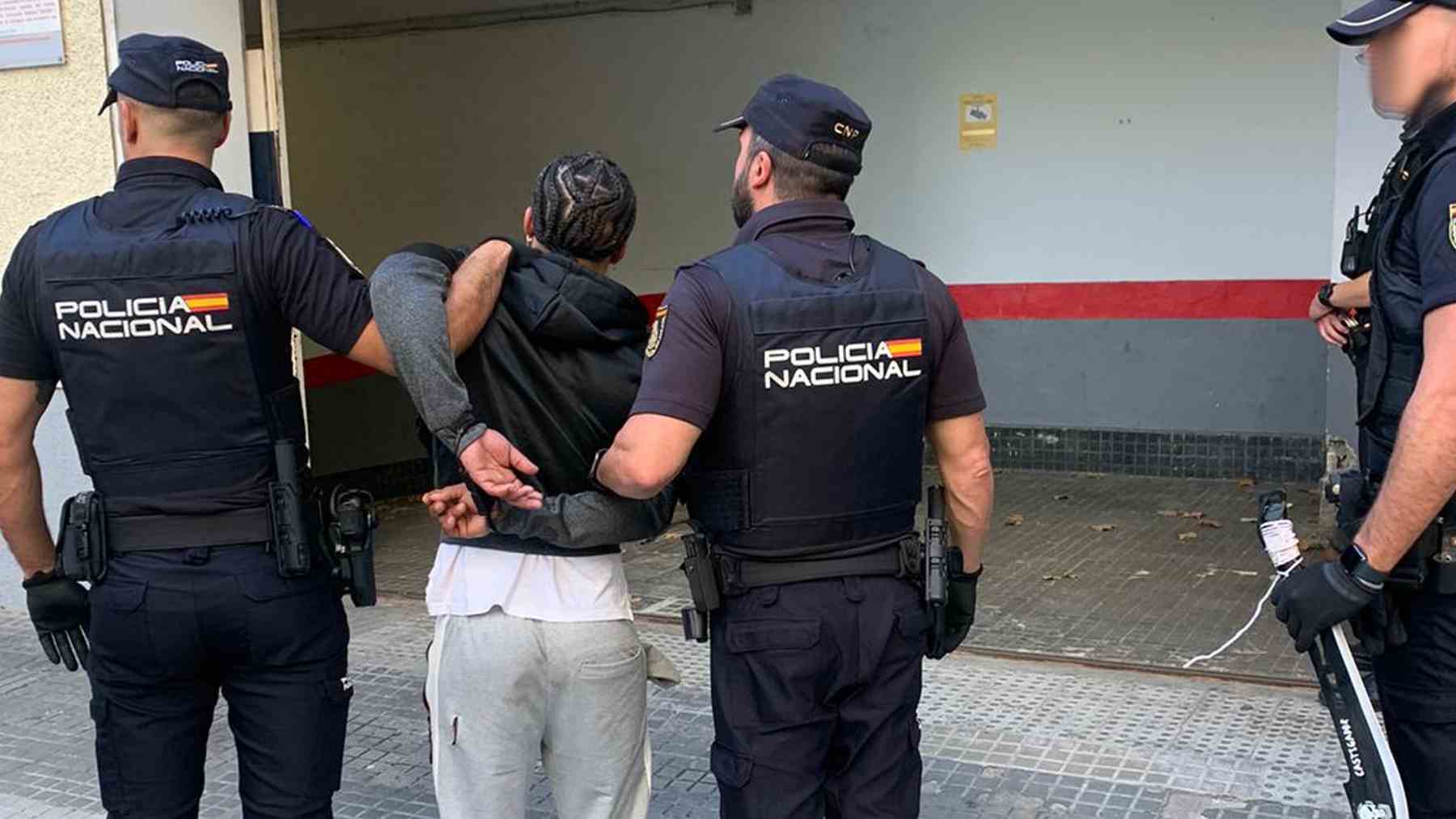 Agentes de la Policía Nacional de Palma con el detenido y el machete con el que cometió la agresión.