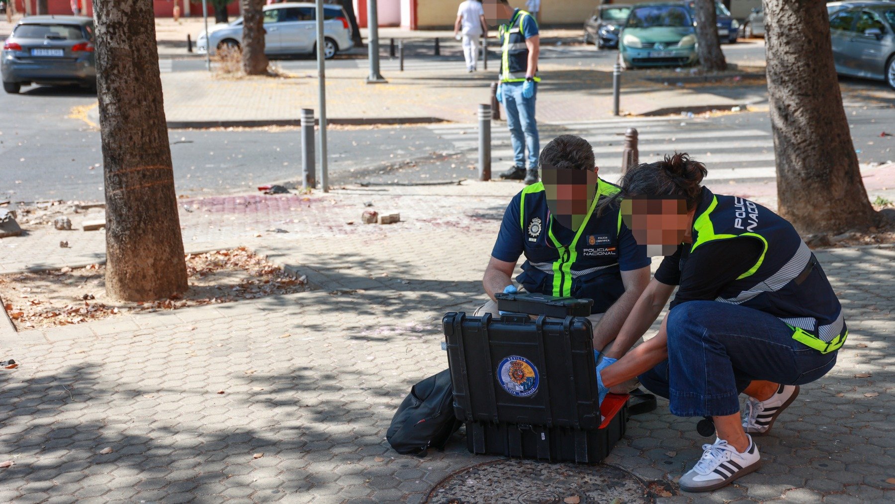 Efectivos de la Policía Científica inspeccionan el escenario de un tiroteo. (Foto: EP)