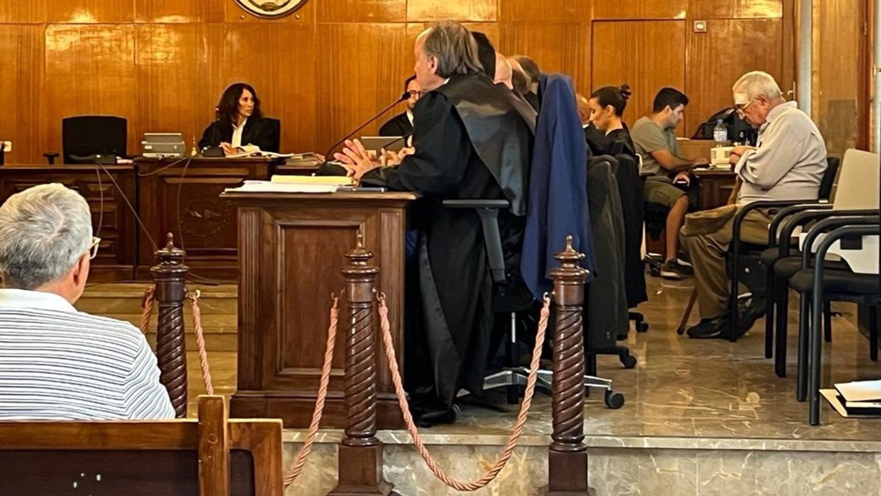 A la derecha, sentado tras los abogados y el fiscal, el anciano que mató a un ladrón que asaltó su casa. (EP)