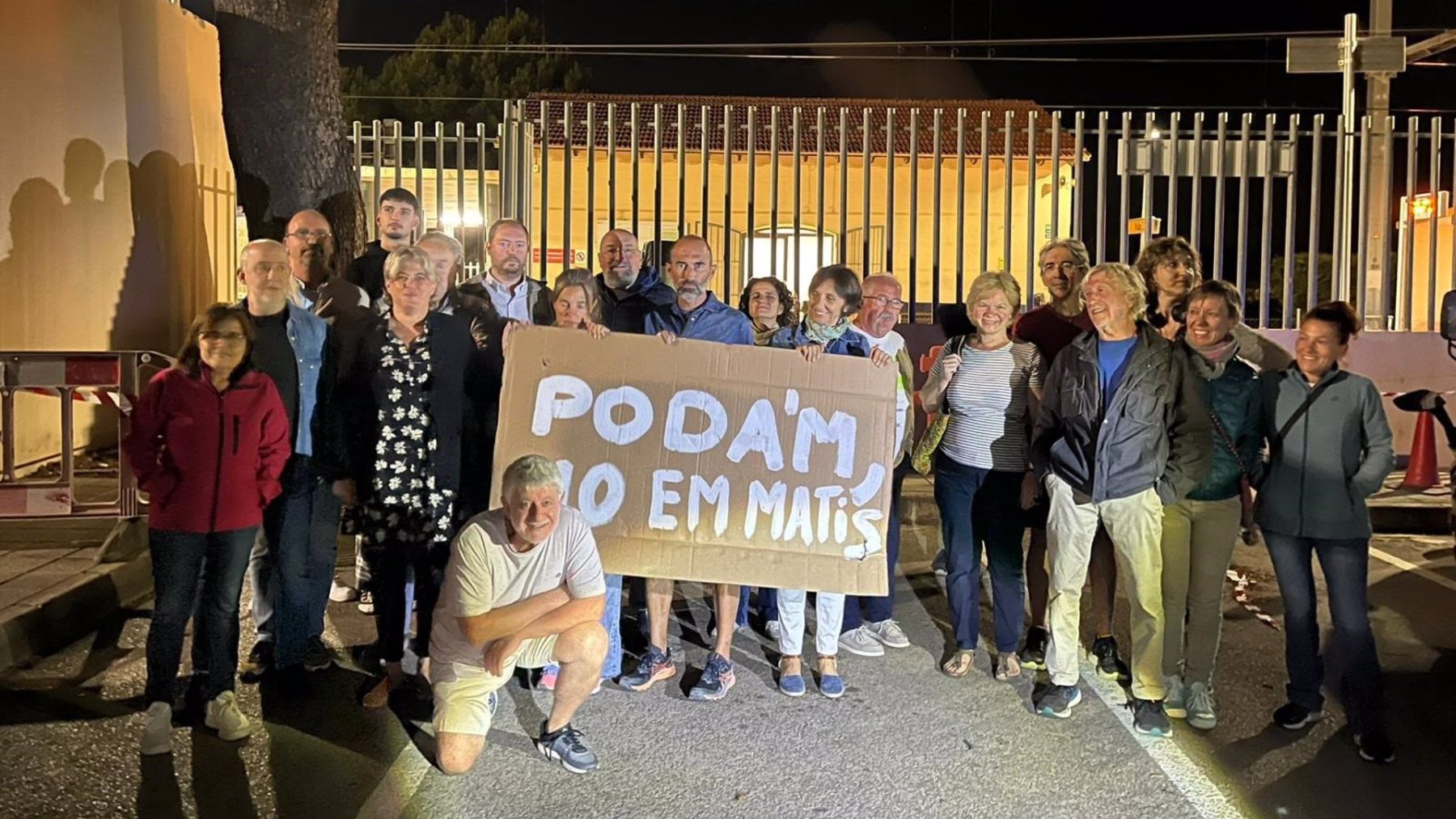 Activistas concentrados para impedir la tala de los pinos de la estación des Figueral.