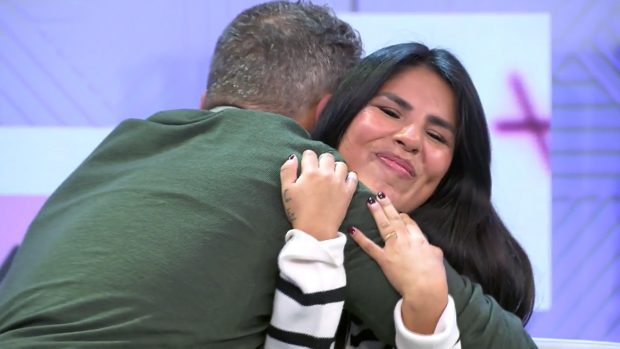 Joaquín Prat abraza a Isa Pantoja en Vamos a ver. (Mediaset)