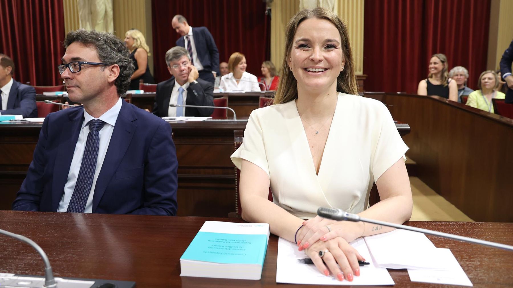 Antoni Costa y Marga Prohens en el Parlament.