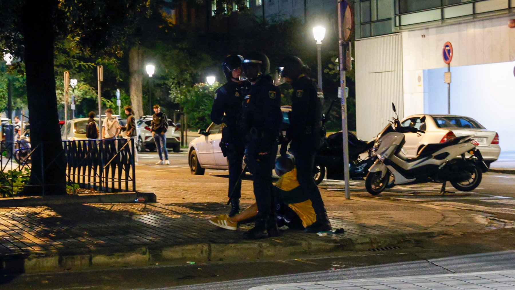 La Policía detiene a un implicado por los altercados. (EFE)