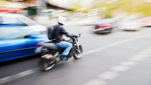 Moto circulando en ciudad