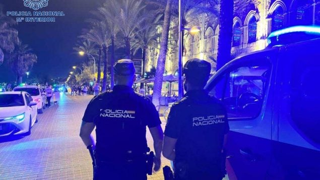 Dos agentes de la Policía Nacional patrullan de noche en la Playa de Palma. POLICÍA NACIONAL