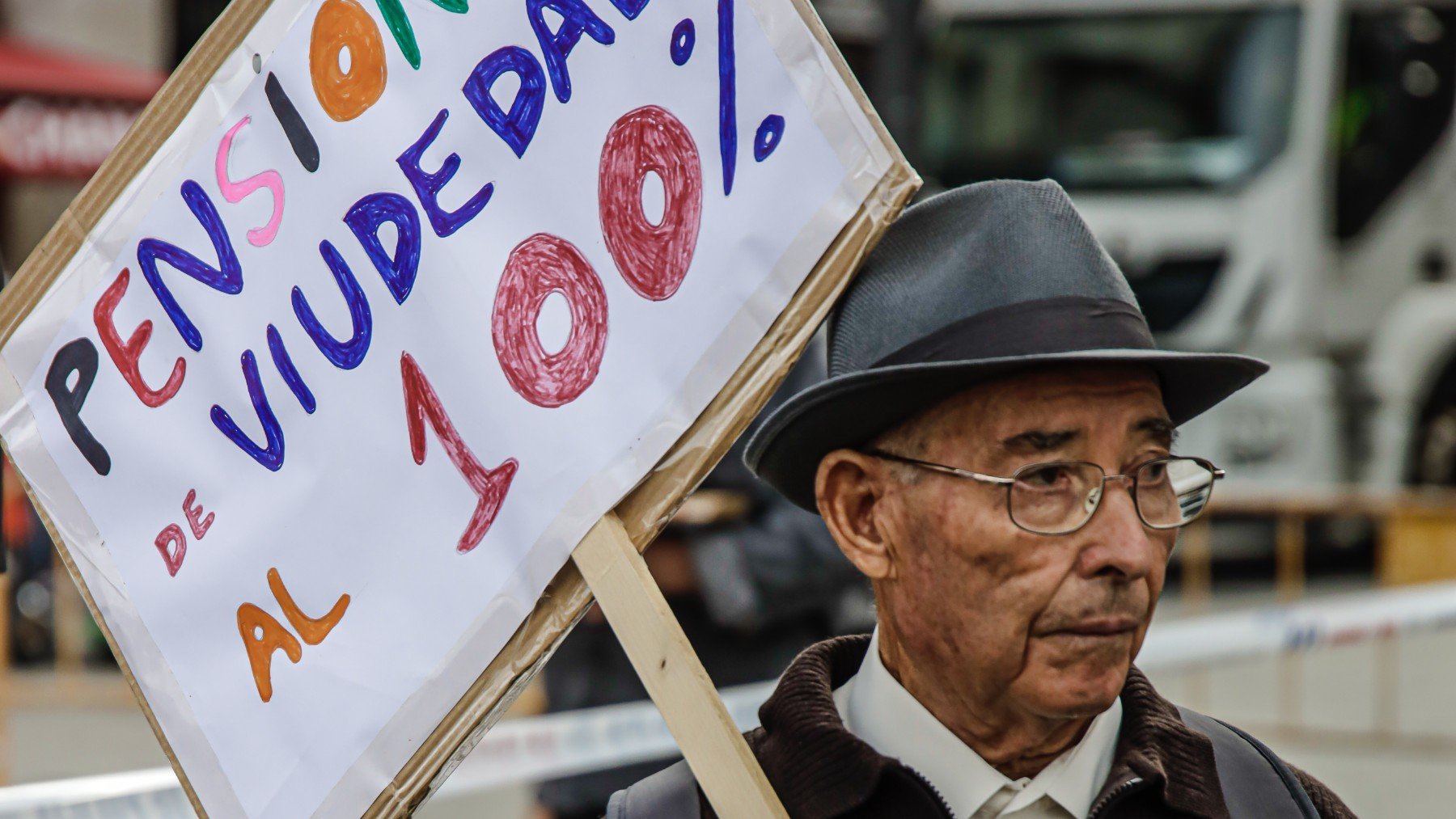 Un hombre participa en una concentración de pensionistas en la Puerta del Sol. (EP)