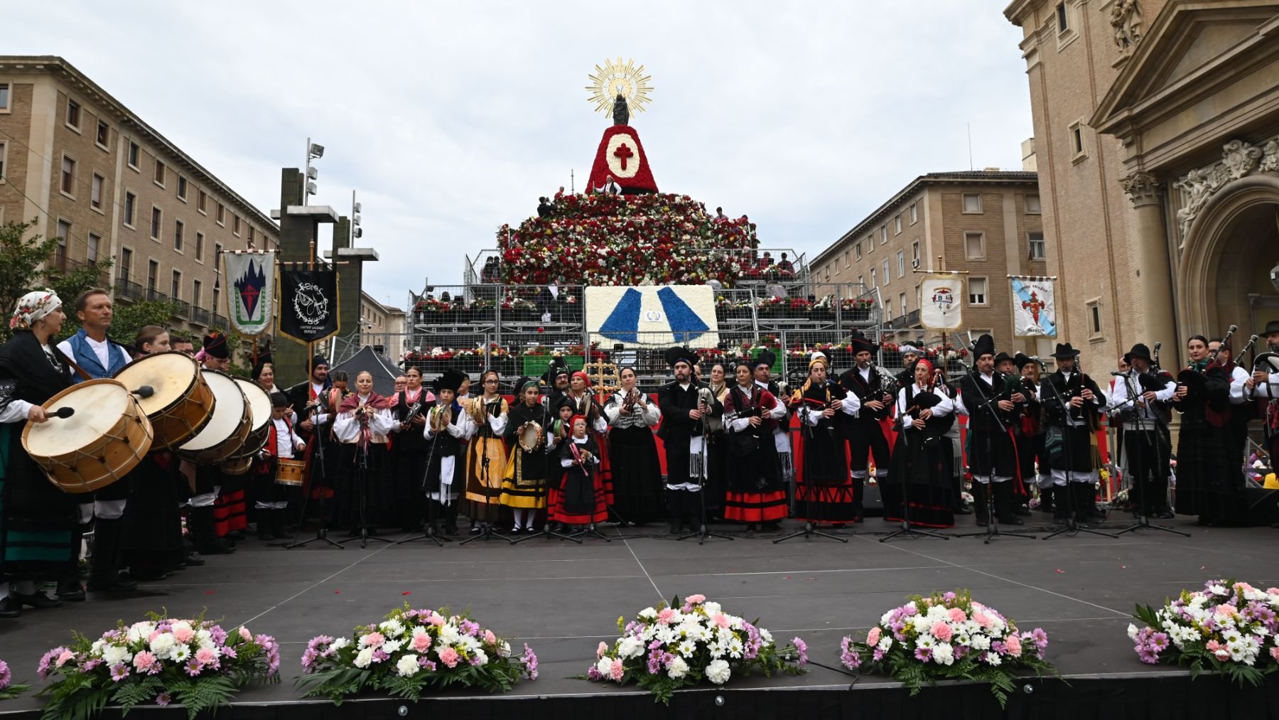 Una actuación durante la Ofrenda floral a la Virgen del Pilar. (Europa Press)