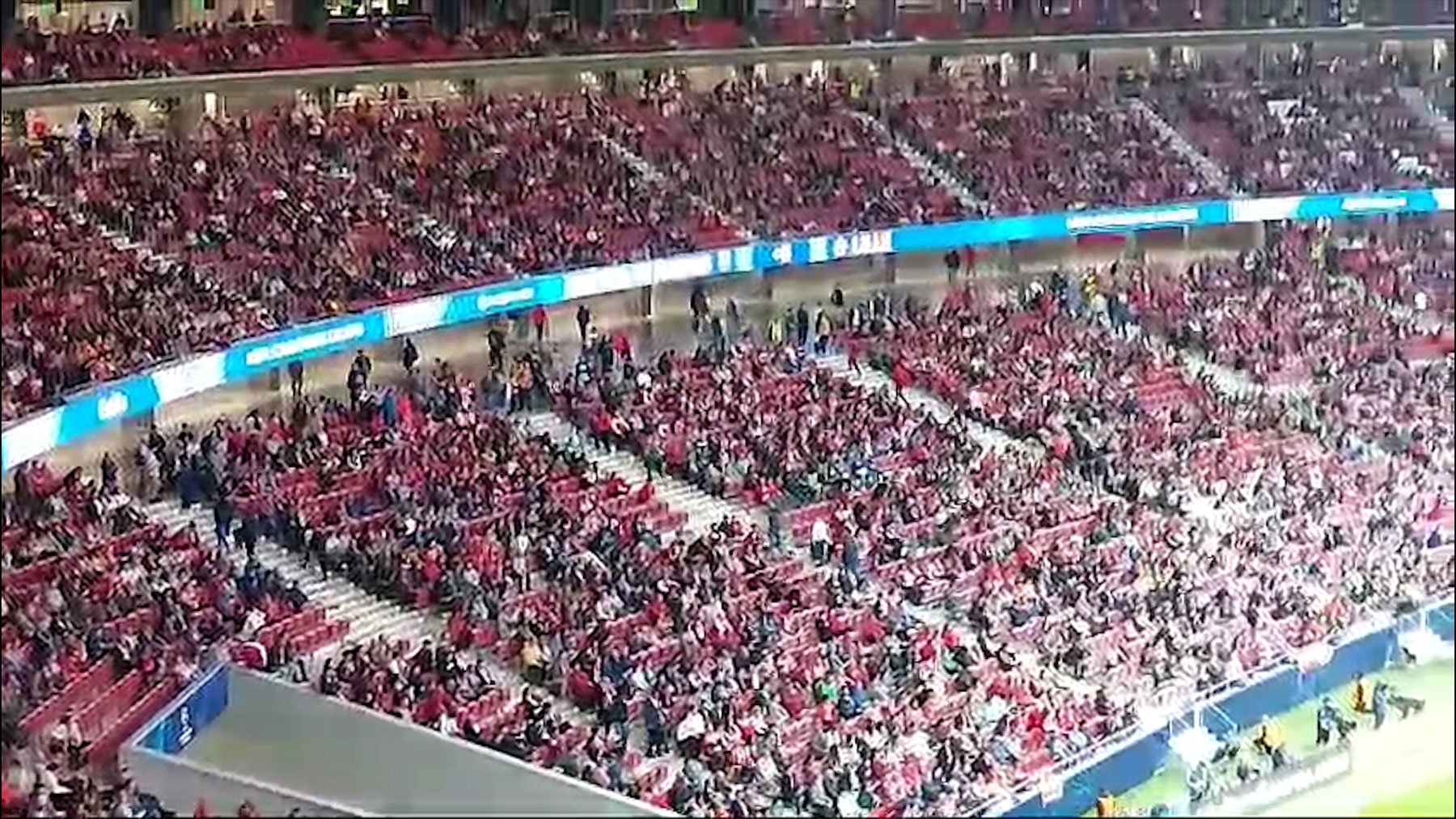 La afición del Atlético abandona el Metropolitano antes de tiempo.