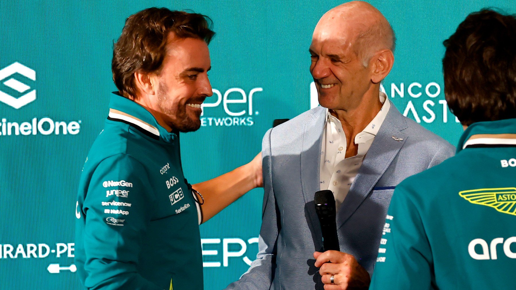 Fernando Alonso y Adrian Newey en el día de la presentación del ingeniero con Aston Martin. (Getty)