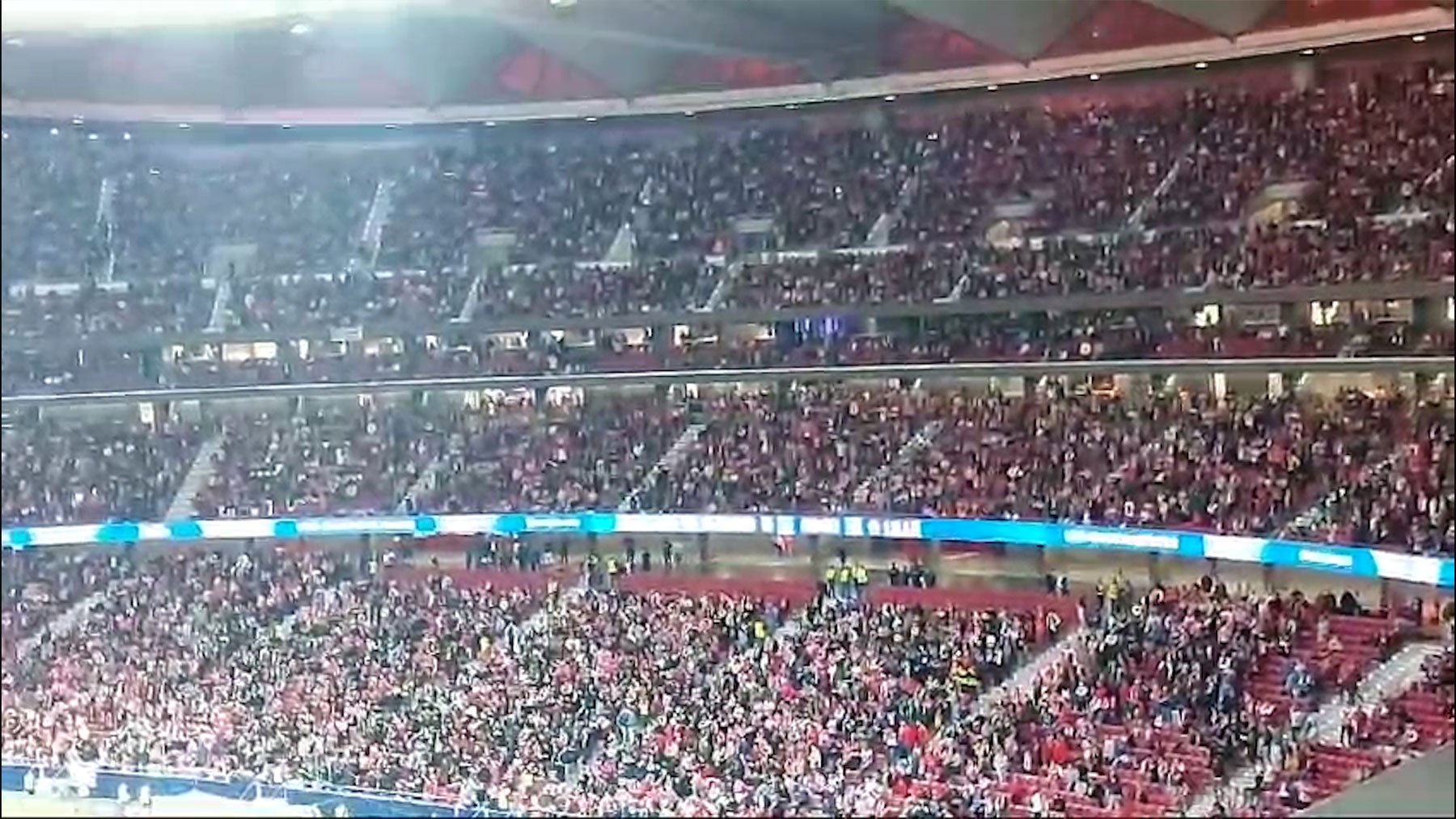 La grada del Frente Atlético, durante el partido de Champions ante el Lille.