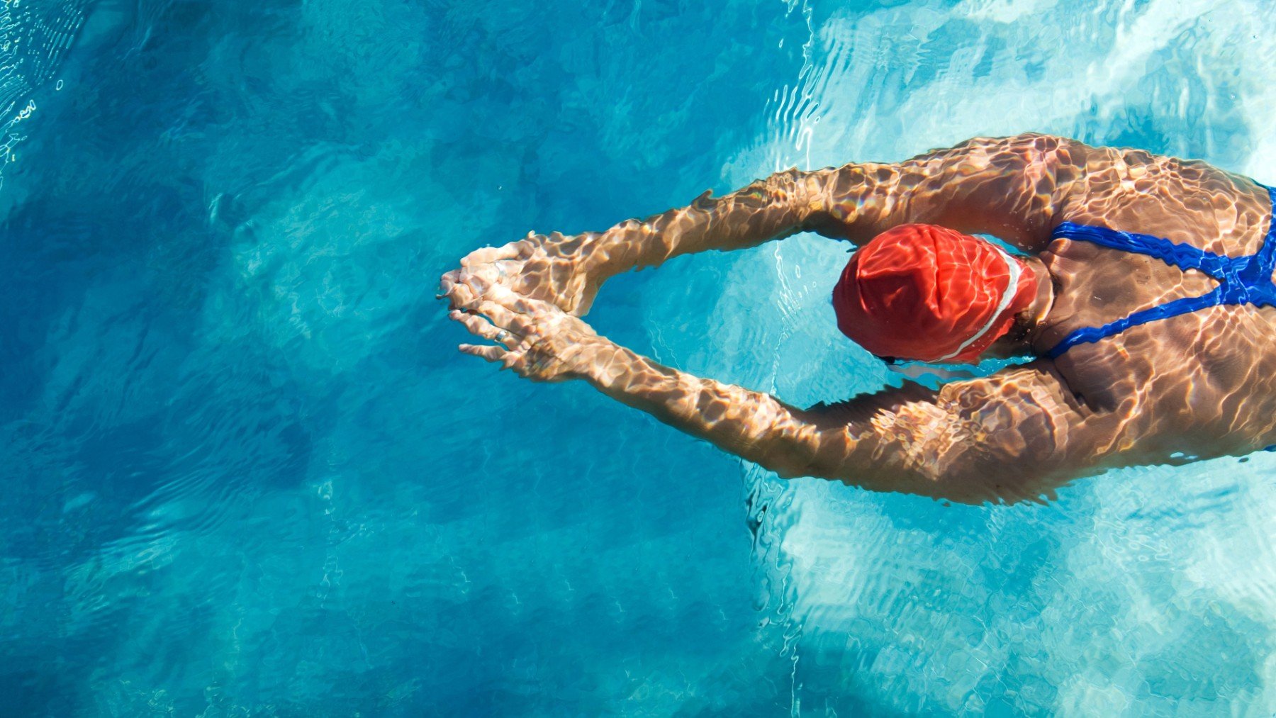 Una nadadora en una piscina olímpica.