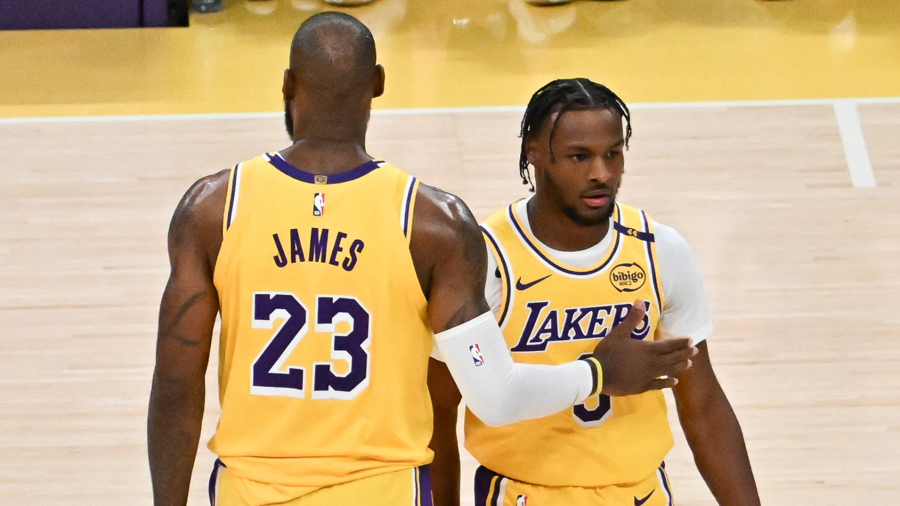 LeBron James y Bronny James durante su primer partido oficial juntos en la NBA. (Getty)